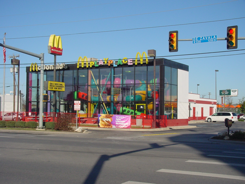 <strong>McDonald's Playplace<span><b>in</b>Restaurant</span></strong><i>→</i>